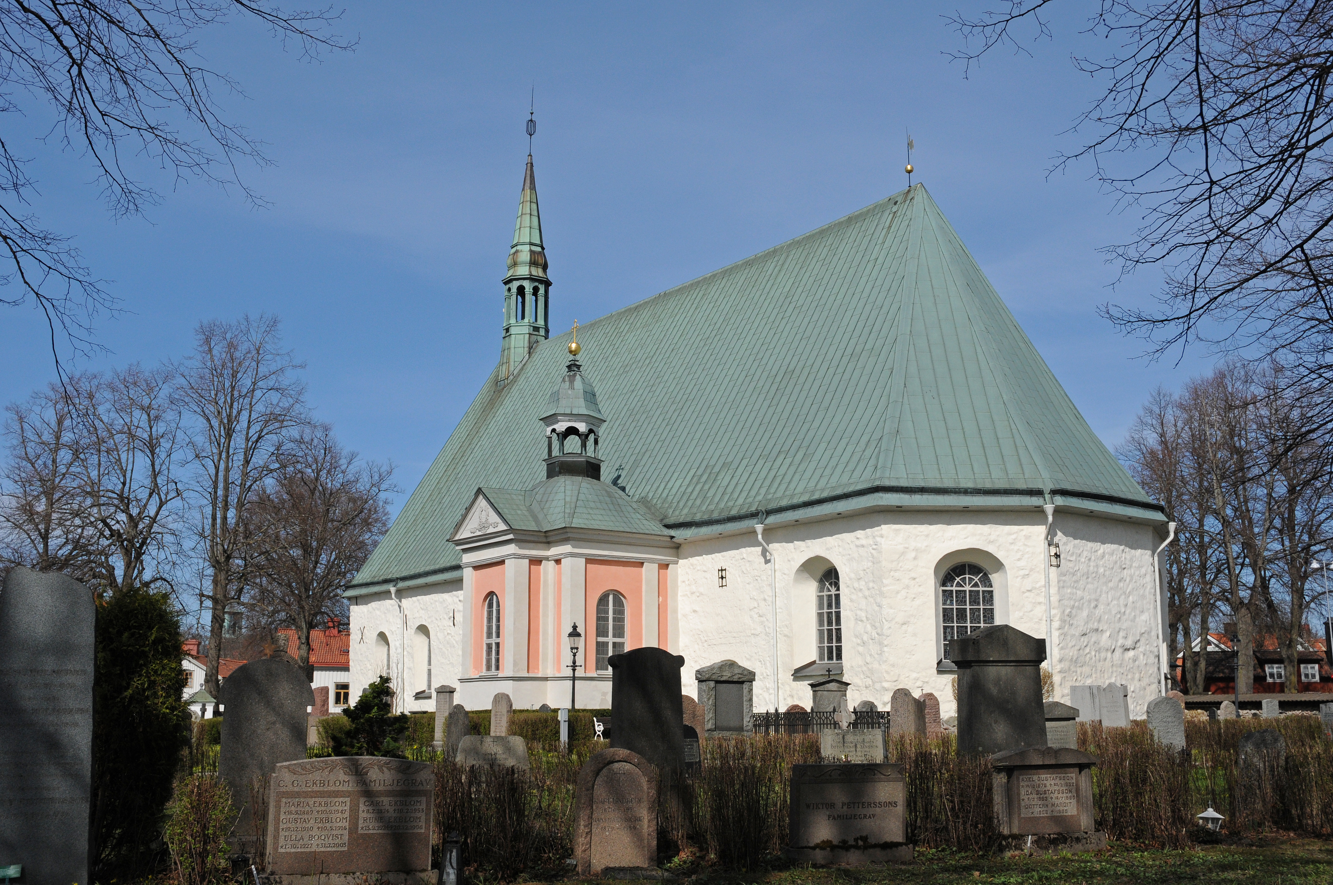 Kyrkan sedd från kyrkogården.