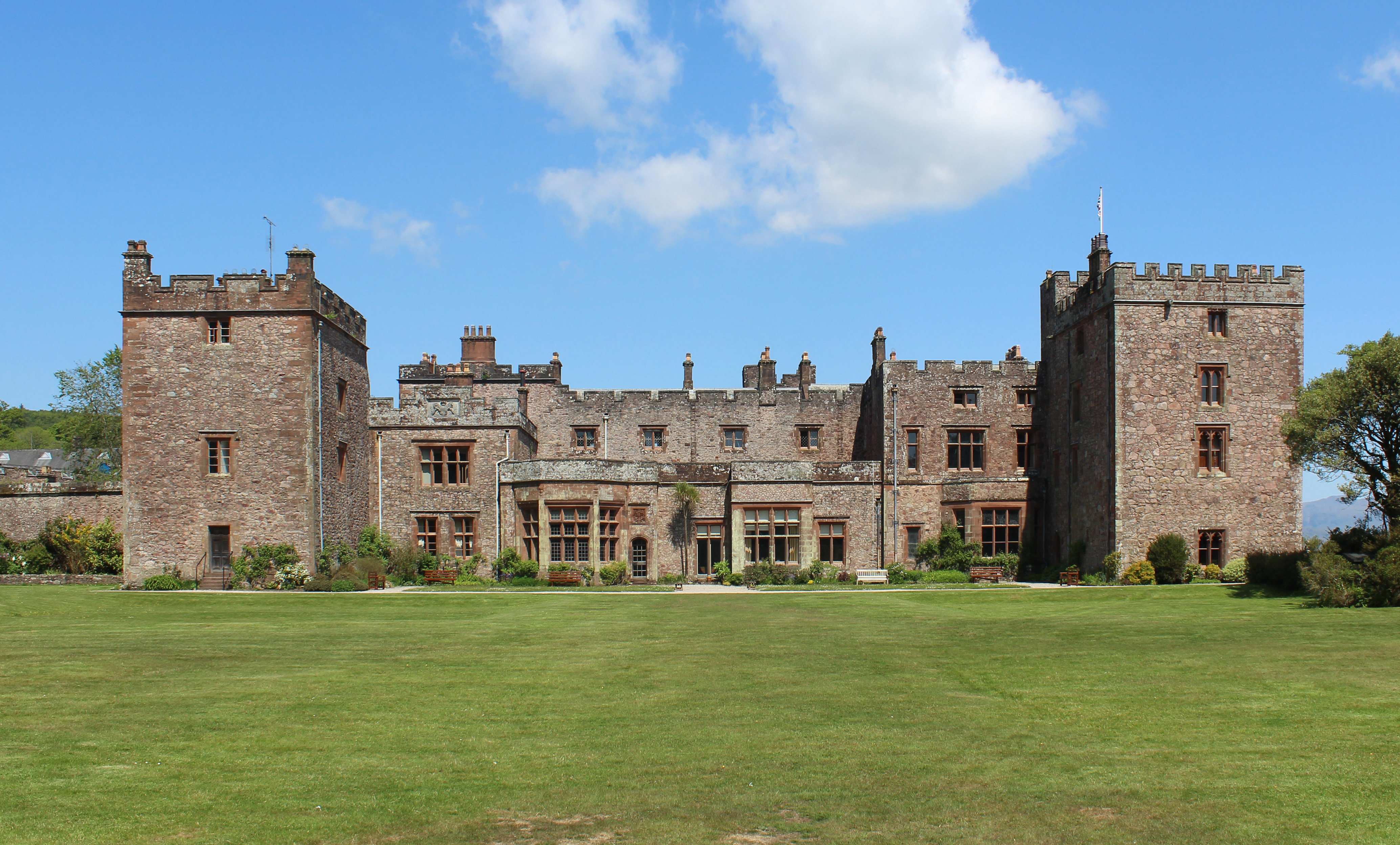 Muncaster Castle sett från sydväst, fotograferat 2018