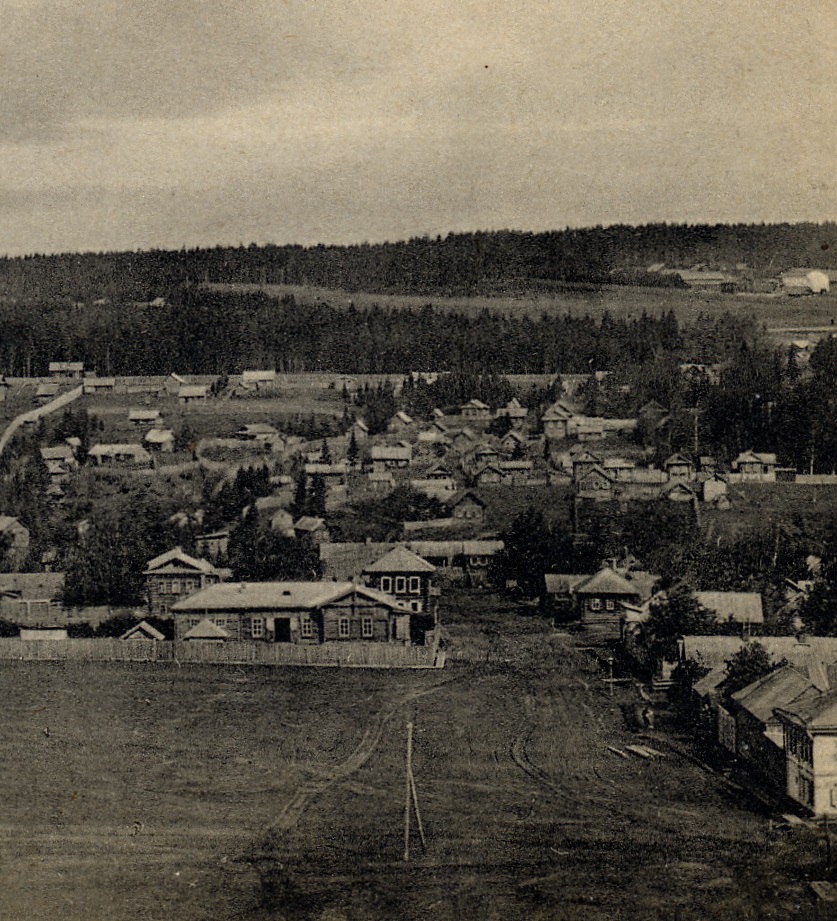 Historisk vy över trähus och skog i Sarapuls omgivningar omkring 1900–1915